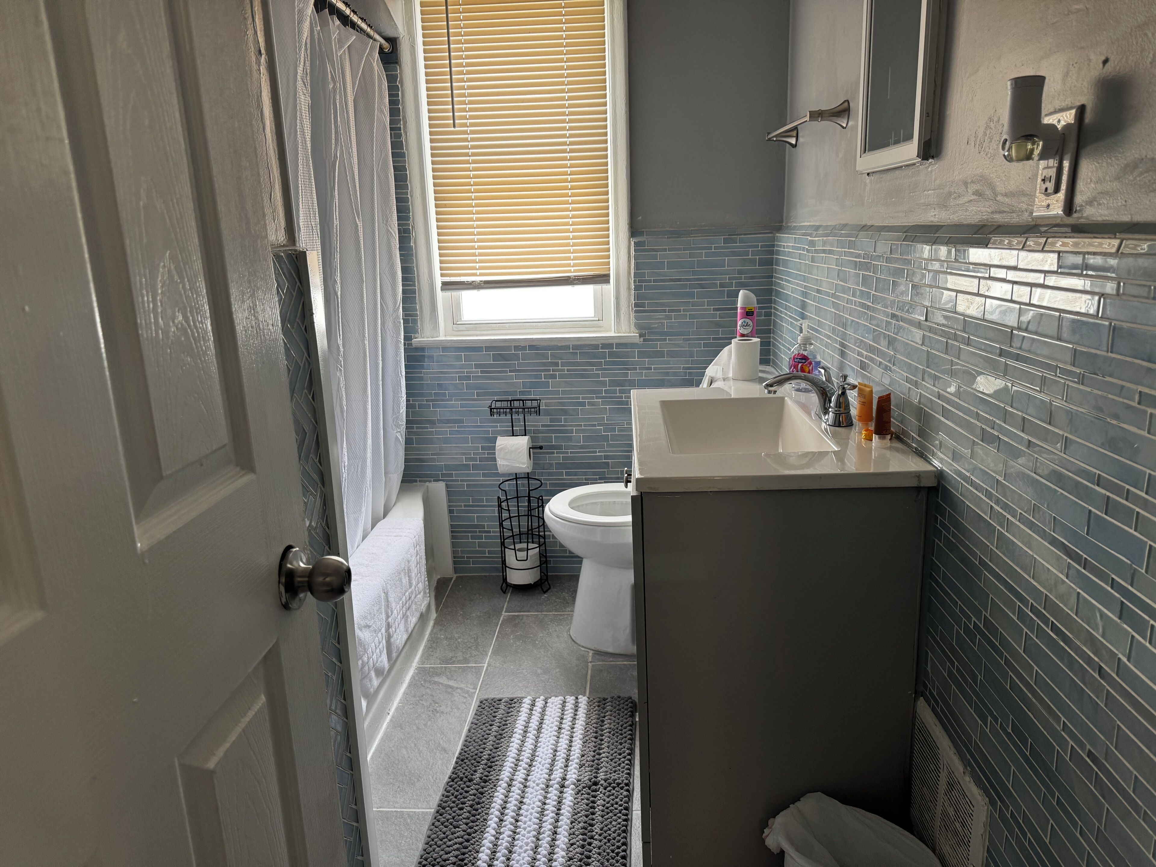 Serviettes fournies, papier toilette