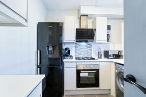 Fridge, microwave, oven, stovetop - 4BR Home Near White City Station, Sleeps 8, Netflix & Nintendo Switch (London)
