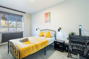4 bedrooms, iron/ironing board, free WiFi, bed sheets - 4BR Home Near White City Station, Sleeps 8, Netflix & Nintendo Switch (London)