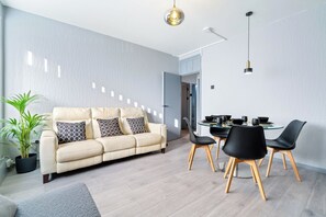 Interior - 4BR Home Near White City Station, Sleeps 8, Netflix & Nintendo Switch (London)