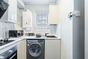 Fridge, microwave, oven, stovetop - 4BR Home Near White City Station, Sleeps 8, Netflix & Nintendo Switch (London)