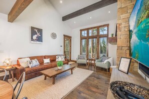 Living area - Spacious 4BD, HotTub, FirePit, BBQ, GameRoom, Walking Distance to Suncadia Lodge (Cle Elum)