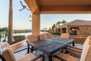 Outdoor dining - Spacious 7-bedroom Riverfront House with a Casita, Private Beach & Launch Ramp (Needles)