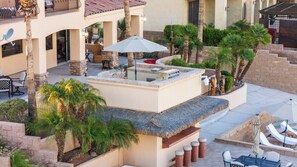 Outdoor dining - Spacious 7-bedroom Riverfront House with a Casita, Private Beach & Launch Ramp (Needles)