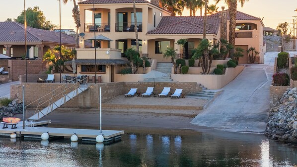 Exterior - Spacious 7-bedroom Riverfront House with a Casita, Private Beach & Launch Ramp (Needles)