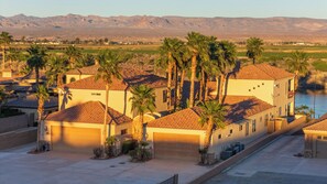 Exterior - Spacious 7-bedroom Riverfront House with a Casita, Private Beach & Launch Ramp (Needles)