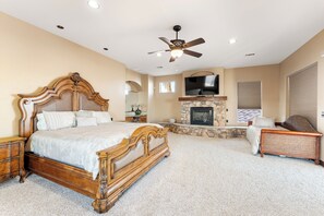 Room - Spacious 7-bedroom Riverfront House with a Casita, Private Beach & Launch Ramp (Needles)