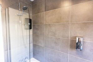 Een douche, handdoeken
