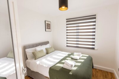 Paisley with Parking & Balcony - Pass the Keys