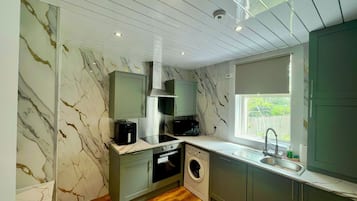 Fridge, oven, toaster, cookware/dishes/utensils