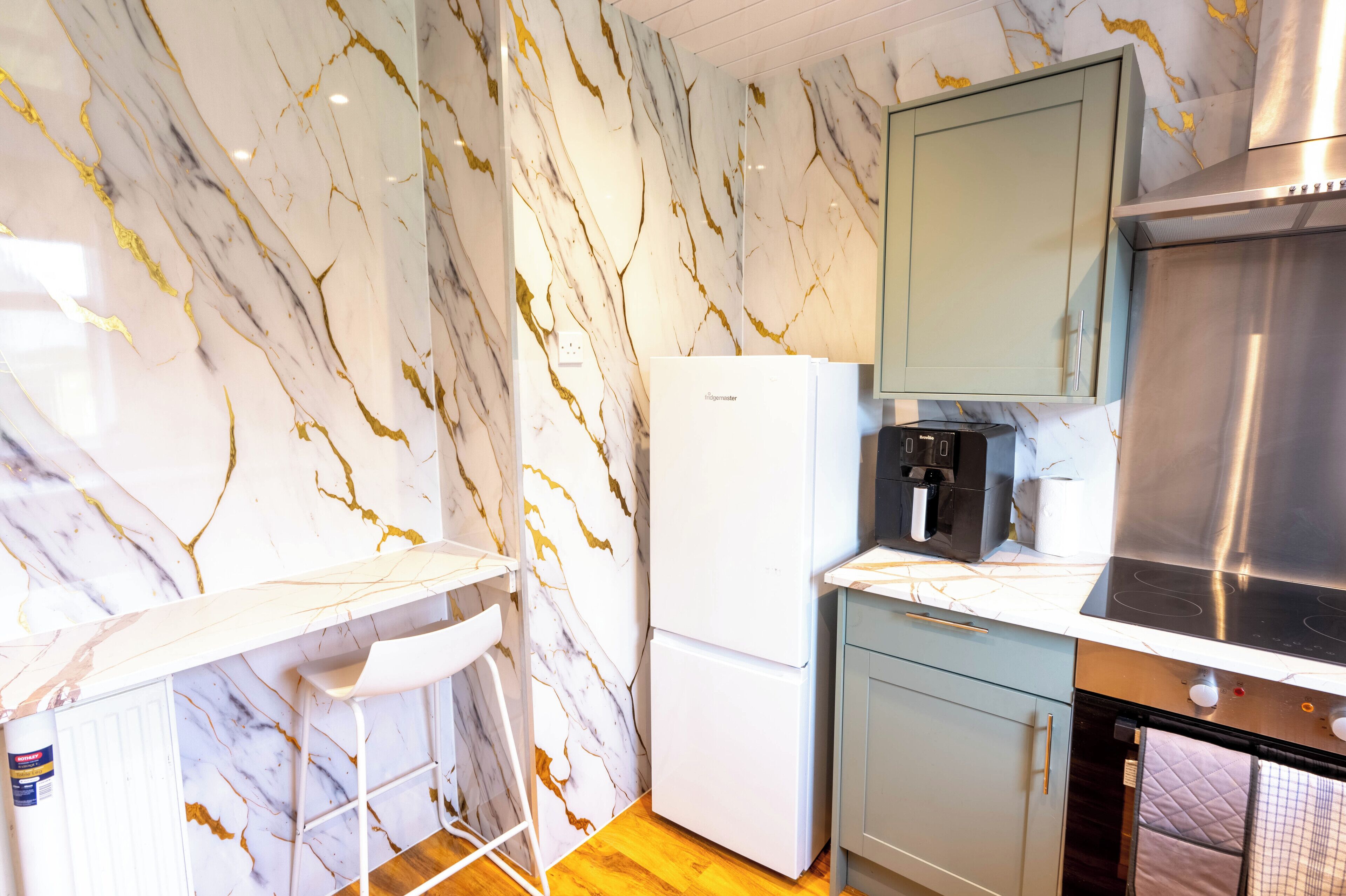 Fridge, oven, toaster, cookware/dishes/utensils