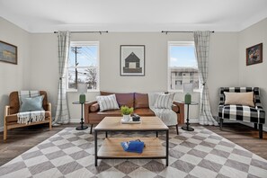 A living room with a sofa, armchairs, a coffee table, and a framed picture on the wall. - Updated 3br- Fiber Wi-Fi by Toledo Hospital & UT! (Toledo)