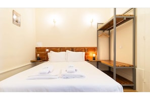 1 bedroom, iron/ironing board, WiFi, bed sheets - Studio AM Haven RC street side (Portugal)