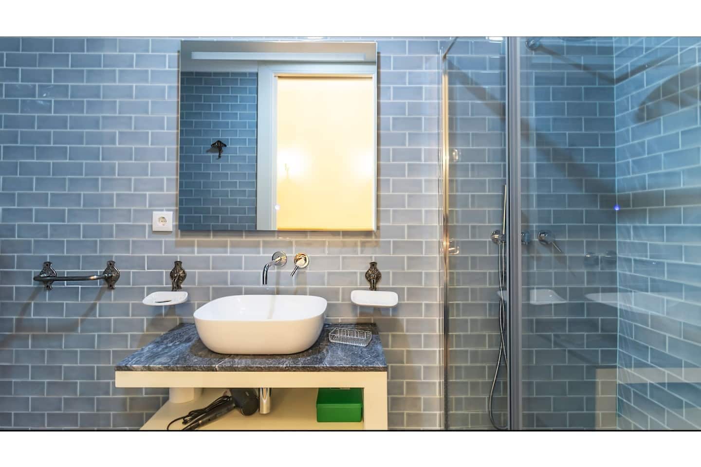 Een douche, een haardroger, handdoeken, zeep