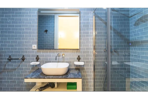 Shower, hair dryer, towels, soap - Studio AM Haven RC street side (Portugal)