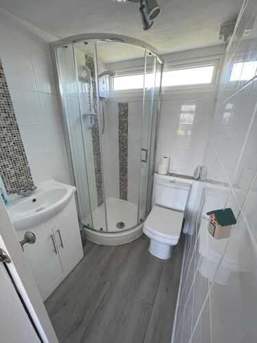 Driftwood Sands Beach Chalet Tywyn - Modern Funky Private Chalet on the Beach