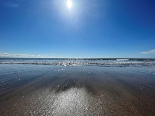 Driftwood Sands Beach Chalet Tywyn - Modern Funky Private Chalet on the Beach