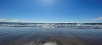 Driftwood Sands Beach Chalet Tywyn - Modern Funky Private Chalet on the Beach