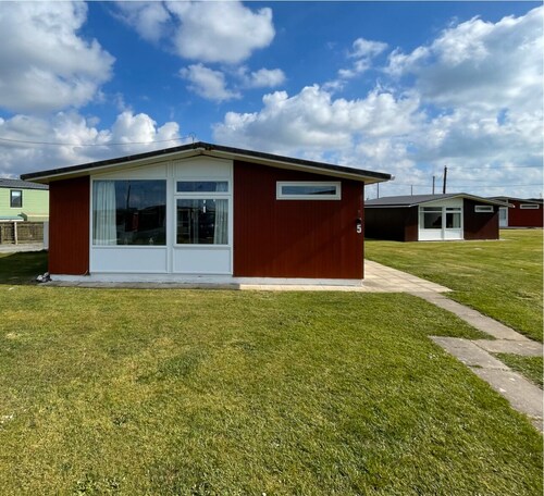 Driftwood Sands Beach Chalet Tywyn - Modern Funky Private Chalet on the Beach