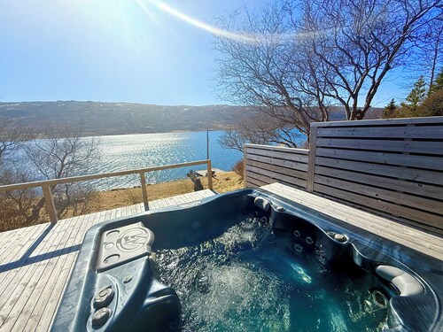 Lakefront cottage + jacuzzi