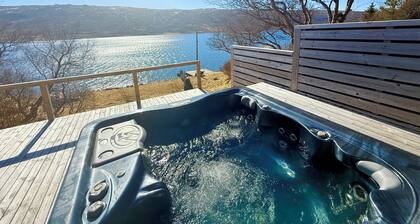 Lakefront cottage + jacuzzi