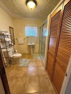 Hair dryer, towels, toilet paper - Cozy 1-bedroom apartment in peaceful Bull Bay with AC (Bull Bay)