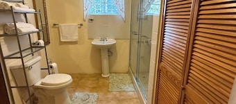 Cozy 1-bedroom apartment in peaceful Bull Bay with AC