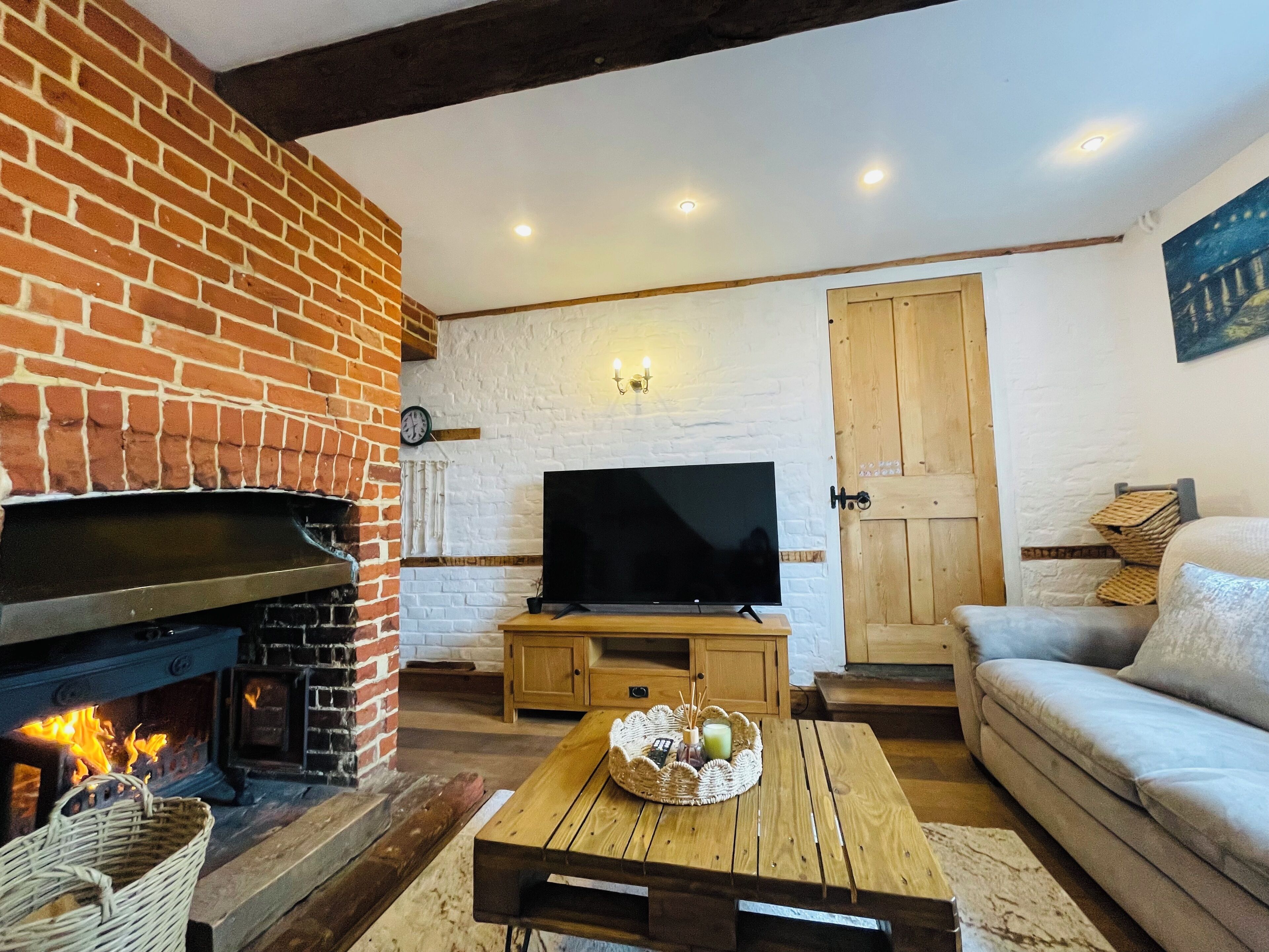 House, 3 Bedrooms, Balcony | Living room | Books