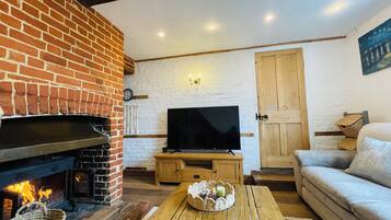 House, 3 Bedrooms, Balcony | Living room | Books