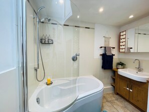 House, 3 Bedrooms, Balcony | Bathroom - Gorgeous 3 Bedroom Cottage In Canterbury (Canterbury)