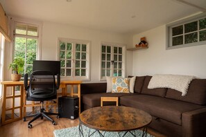 House, 3 Bedrooms, Balcony | Living room - Gorgeous 3 Bedroom Cottage In Canterbury (Canterbury)