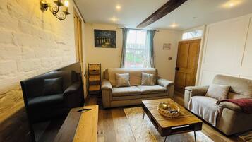 House, 3 Bedrooms, Balcony | Living room | Books