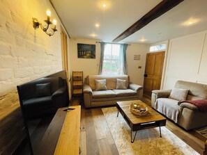 House, 3 Bedrooms, Balcony | Living room | Books - Gorgeous 3 Bedroom Cottage In Canterbury (Canterbury)