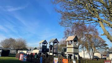 Loft, 2 kamar tidur, pemandangan kebun | Area anak-anak