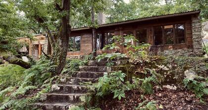 "Le domaine des grĂšs", grande cabane isolĂ©e dans la forĂȘt de Fontainbleau