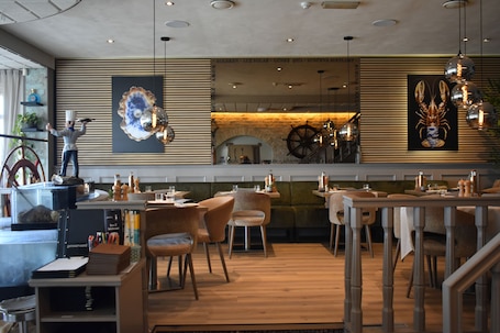 Restaurant. Solskin