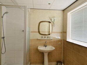 Comfort Twin Room, City View | Bathroom | Shower, hair dryer, towels - Solskin (Vlissingen)