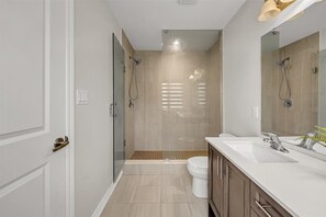 Douche, séchoir à cheveux, serviettes fournies, savon