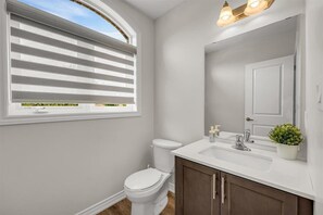 Bathroom - Brand New 4-BR Ensuite Townhouse | Netflix/Disney+ (Cambridge)