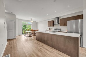 Four à micro-ondes, un four, surface de cuisson, lave-vaisselle