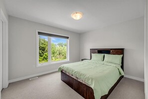 Room - Brand New 4-BR Ensuite Townhouse | Netflix/Disney+ (Cambridge)