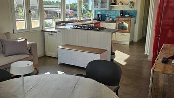 Fridge, oven, stovetop, dishwasher
