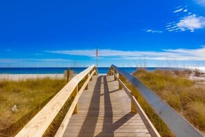 På stranden