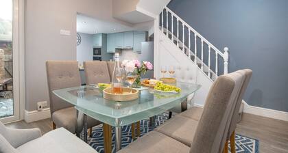 Large House,Central Sidmouth,sleeps 6 free Parking, Seafront 400m