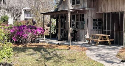 Shirley's Charming and Peaceful Cabin