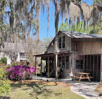 Shirley's Charming and Peaceful Cabin