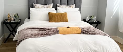 2 bedrooms, iron/ironing board, internet, bed sheets