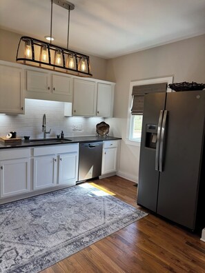 Fridge, microwave, oven, stovetop - Lake Oconee Townhouse • Cozy, Updated & Gated Golf Community (Greensboro)