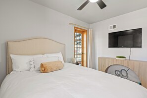 3 bedrooms, iron/ironing board, WiFi, bed sheets - Walkable Downtown Sturgeon Bay - The Florist House (Sturgeon Bay)