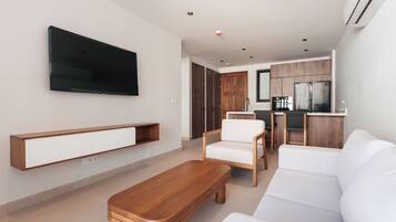 Departamento de lujo, balcón, vista a la ciudad | Área de sala de estar